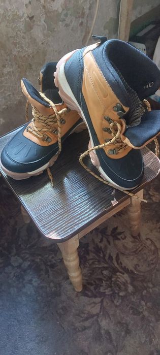 Продам кросівки демісезоні.