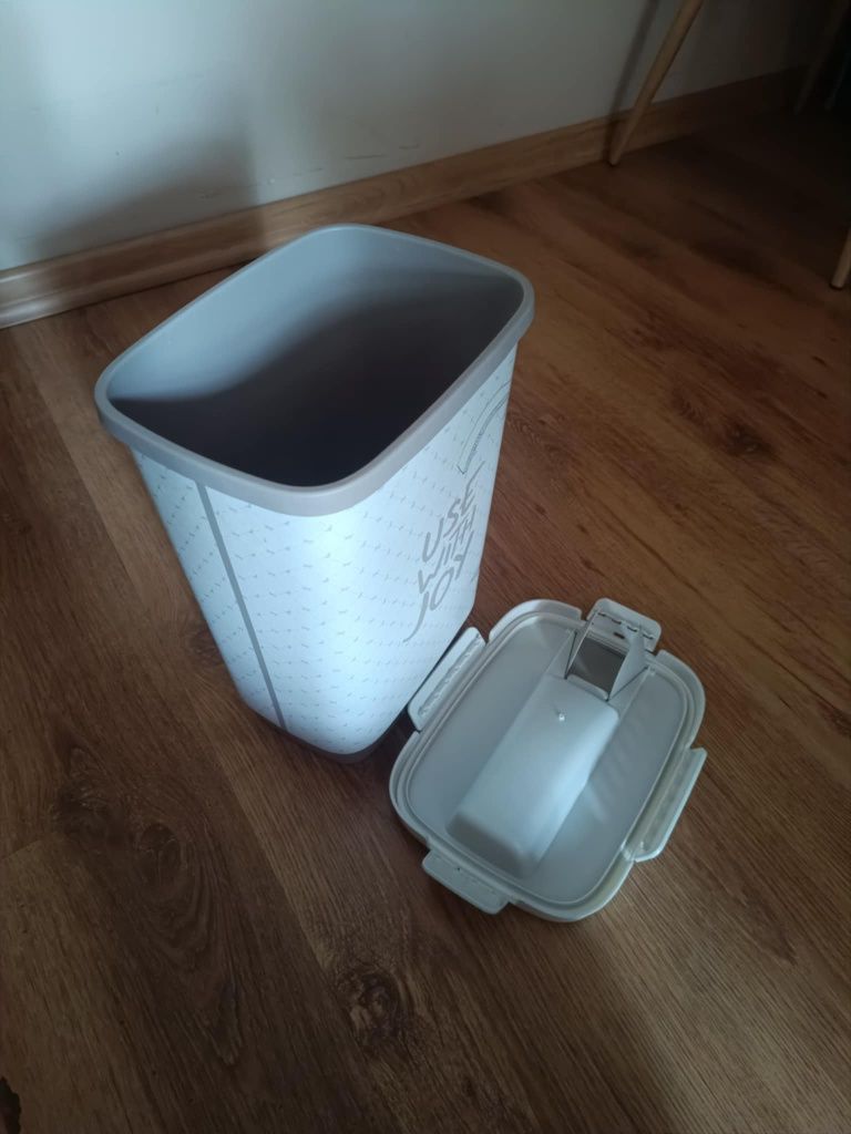 Pojemniki na karmę dla zwierząt