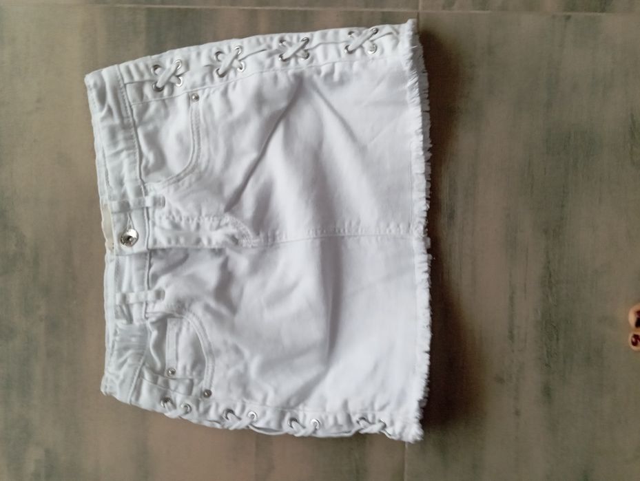 Spódnica biała w rozmiarze 152