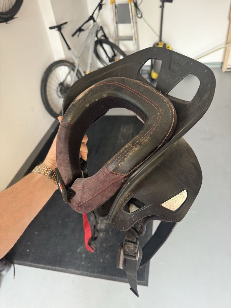 Airoh zestaw kask z ochraniaczem szyi s 55-56