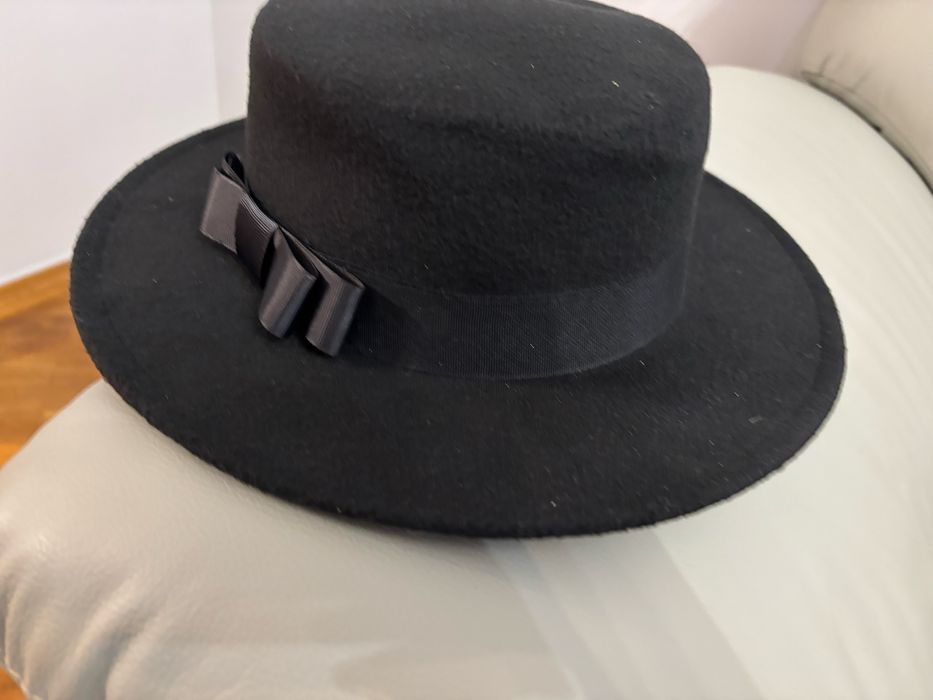 Фетровий жіночий капелюх