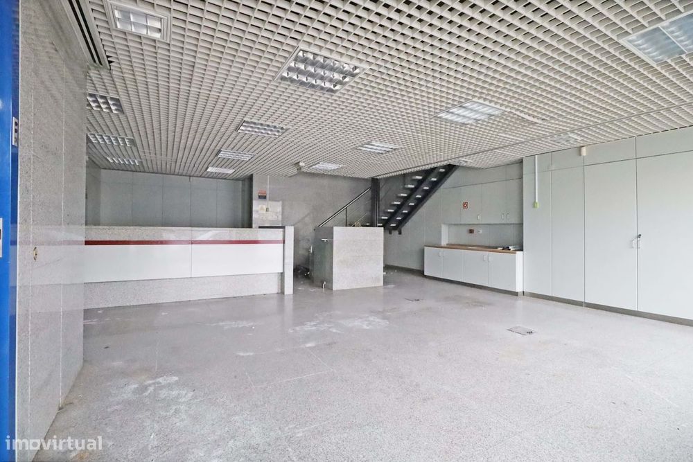 Loja de 2 Pisos na Reboleira, em Frente à Estação CP – Oportunidade Ún