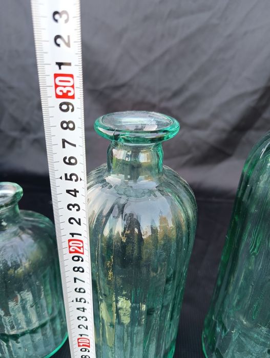 Trzy zielone butelki