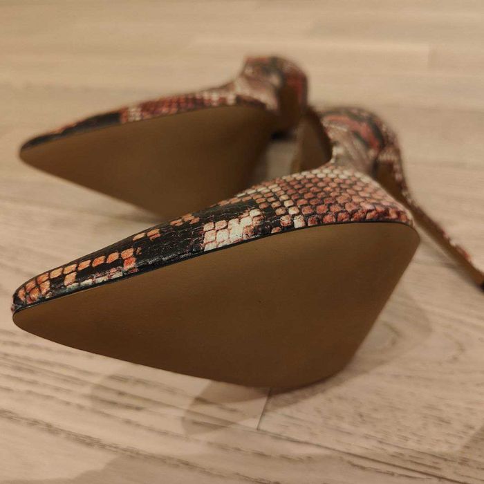 Продаю нові жіночі кольорові туфлі Kazar р. 39,5 на каблуку