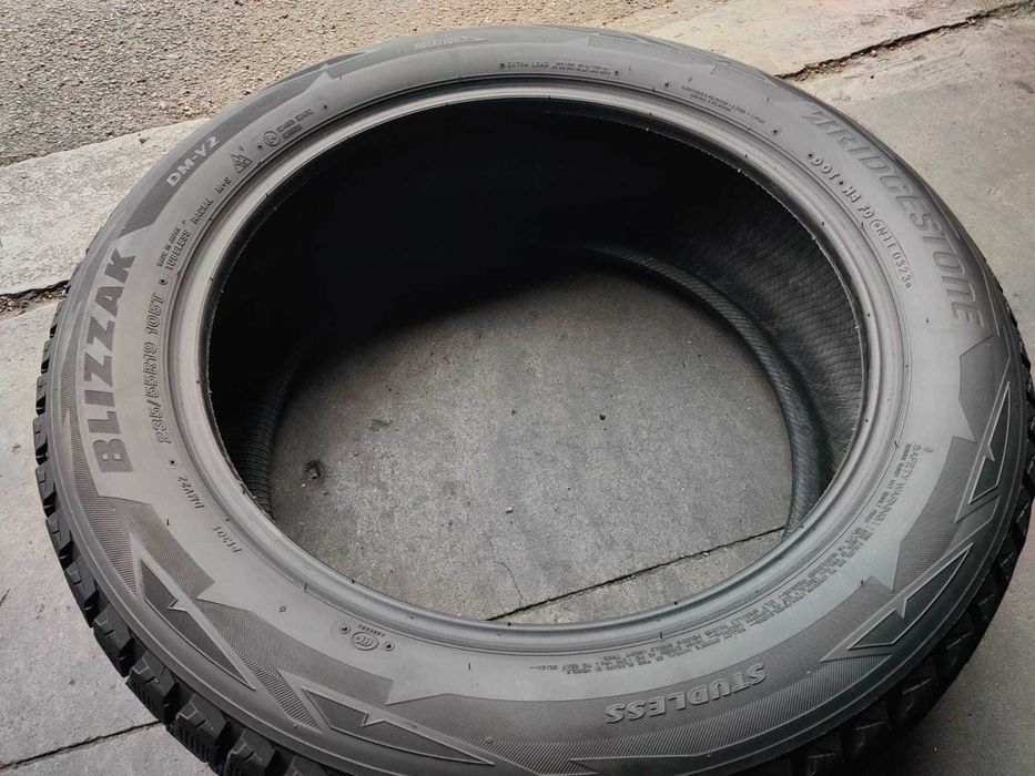 R19 235 55 шини зимові Bridgestone Blizzak DM-V2 японські липучки