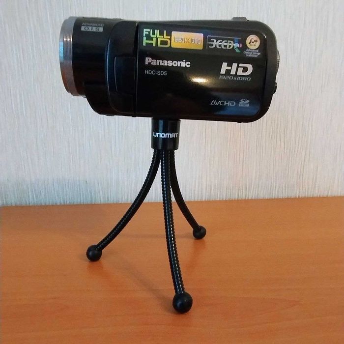 Продам видеокамеру Panasonic HDC-SD5 в идеальном рабочем состоянии.