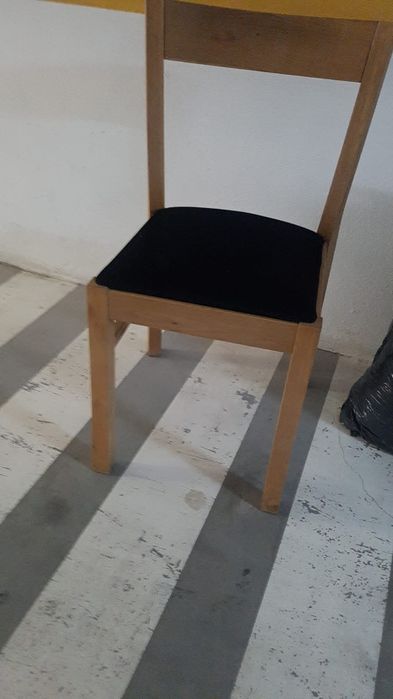 Mesa extensível com 10 cadeiras mais aparador.