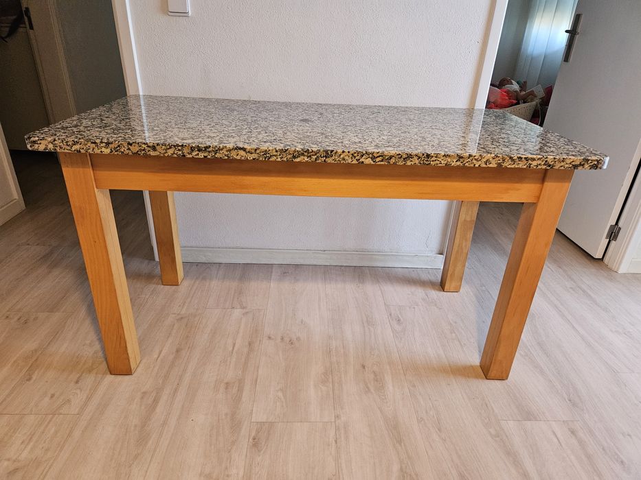 Mesa com tampo de marmore