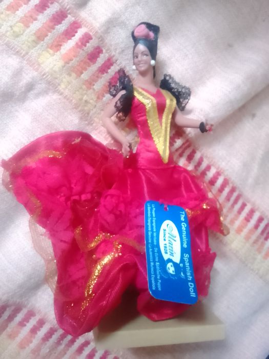 Sevilhana média nova com etiqueta muito linda  só 20€