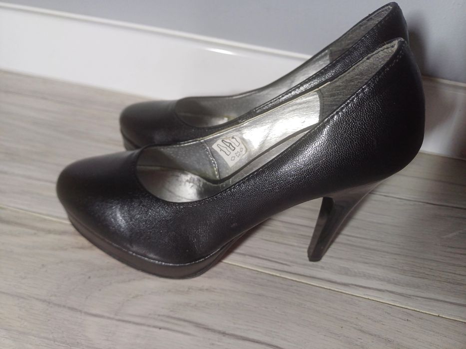 Czarne szpilki z czerwoną podeszwą