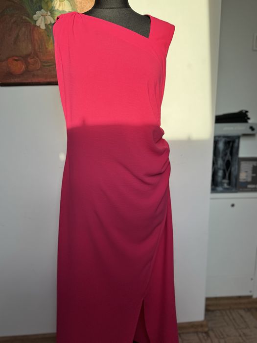 długa różowa sukienka z krótkim rękawem