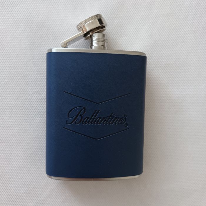 Piersiówka logo Ballantine's