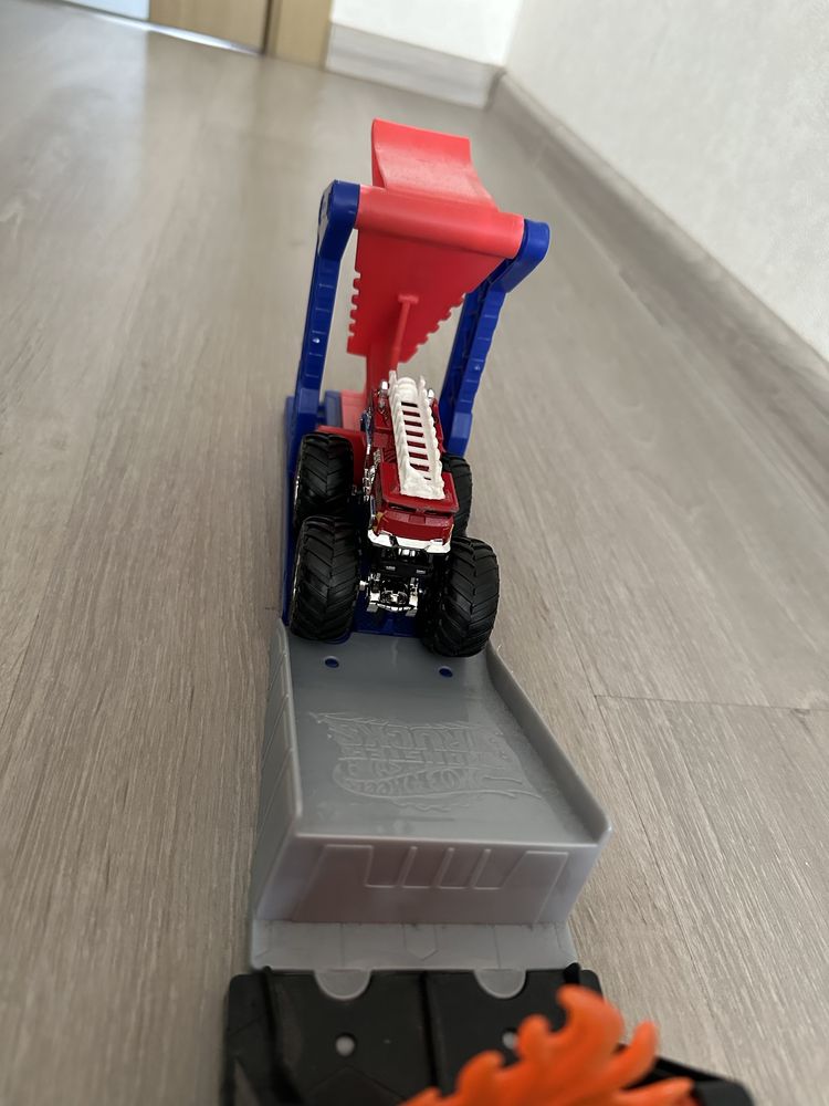 Продам ігровий набір Hot Wheels Monster Trucks (оригінал)