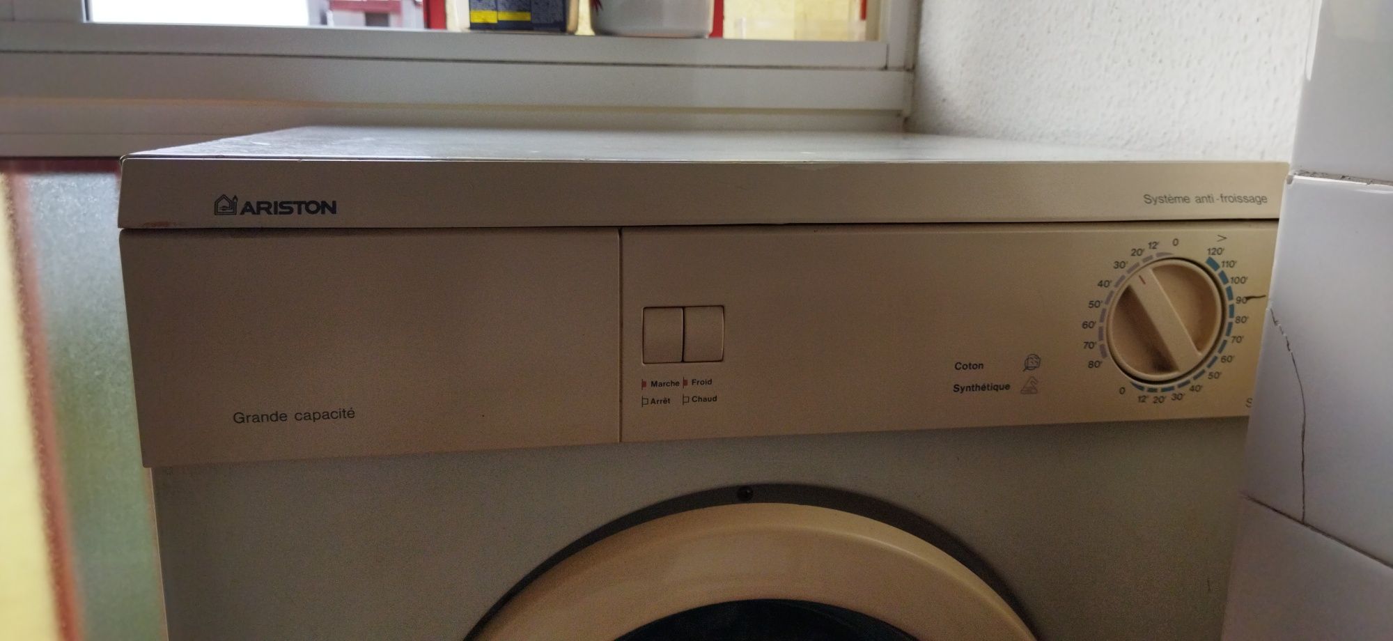 Máquina secar roupa com pequena avaria