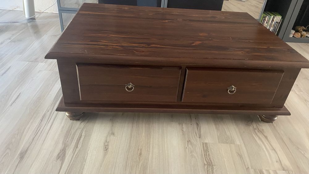Duzy stolik z szufladami