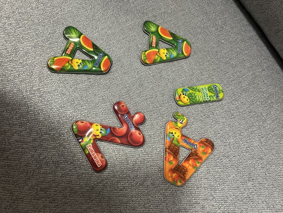 Magnesy literki danonki