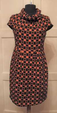 Sukienka w czarno-pomarańczowy geometryczny wzór.