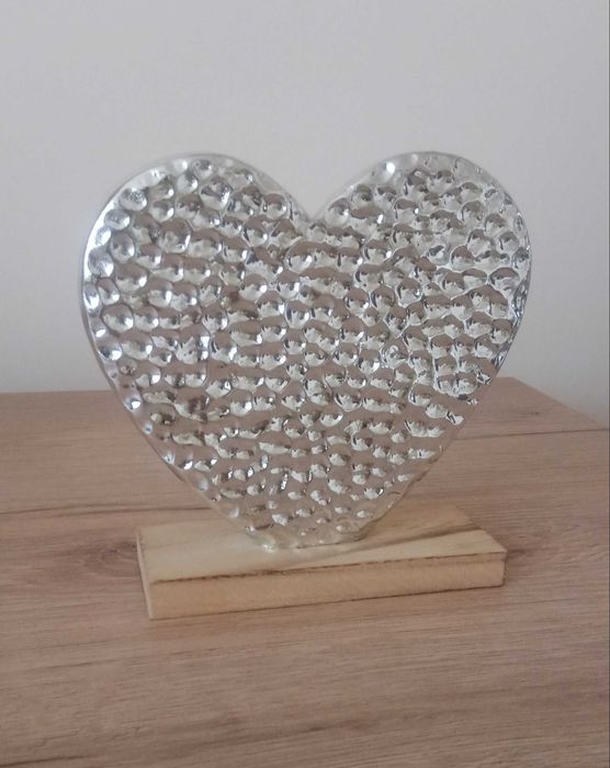 Figurka dekoracyjna Serce, kolor srebrny, wysokość 14 cm.