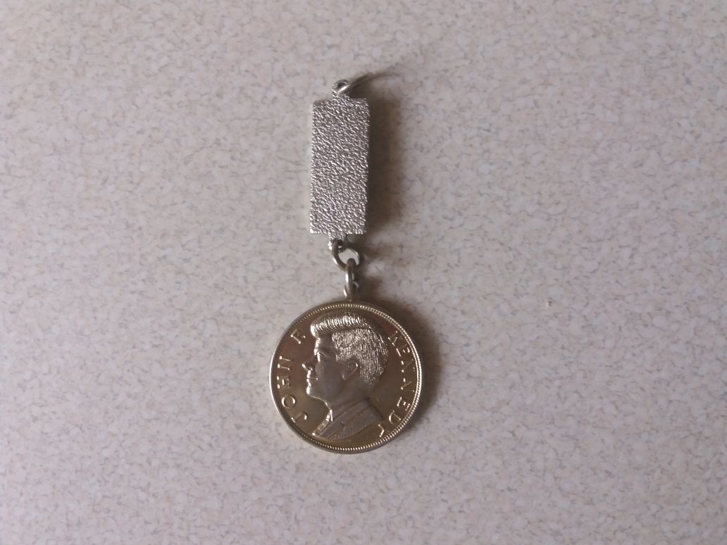 Pamiątkowy medalion (zawieszka) z John Kennedy