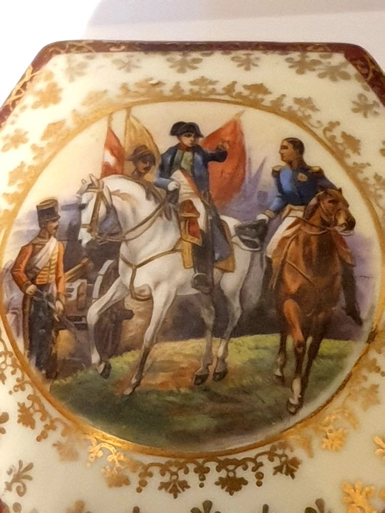 Antiga caixa em porcelana francesa com pintura à lupa - Napoleão