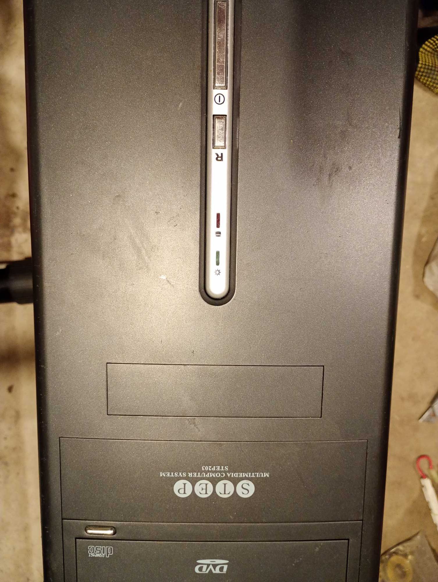 Komputer z systemem monitorem  sprawny