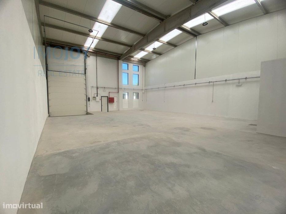 Armazém para Arrendamento na Zona Industrial do Pau Queimado no Mon...