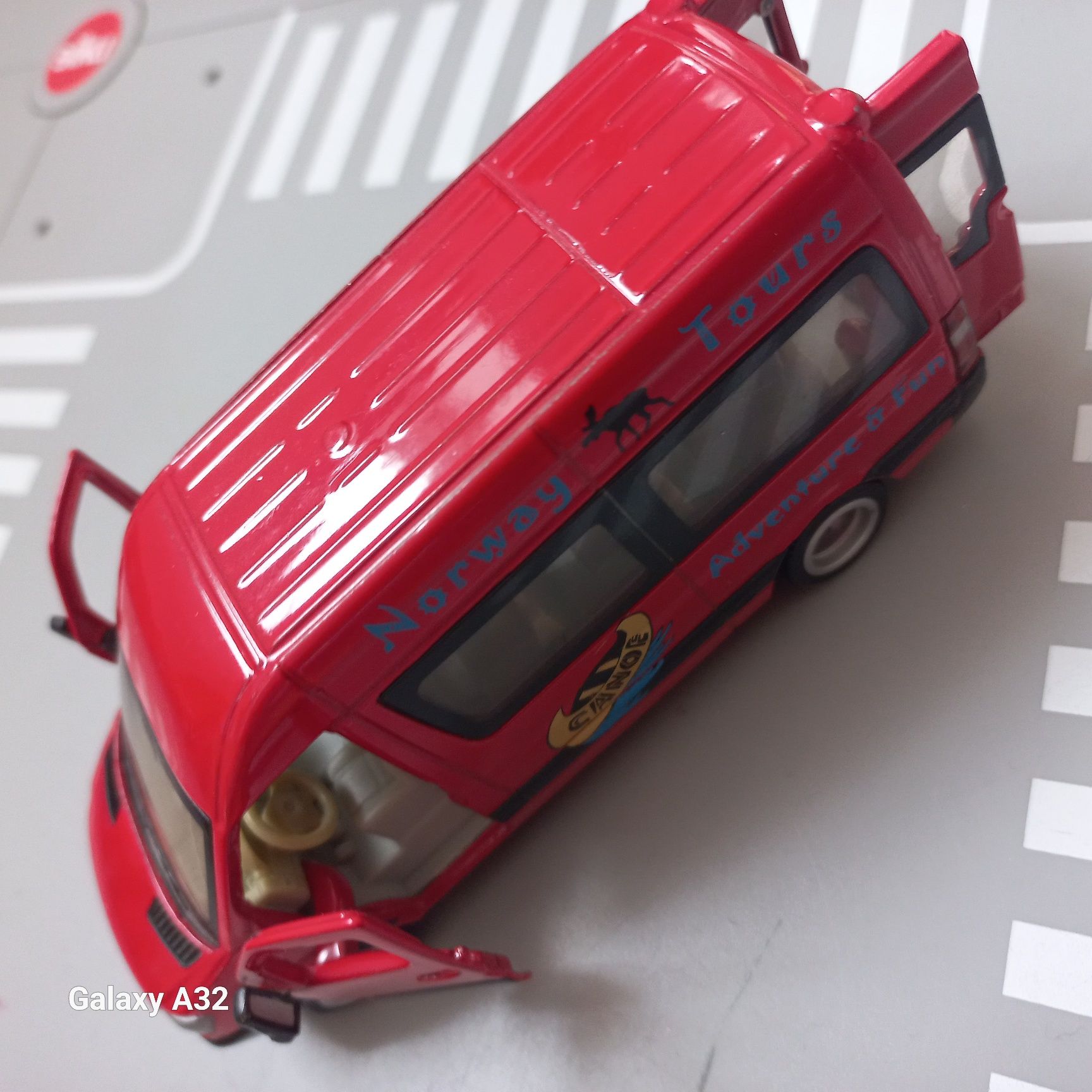 Siku 1:50 ambulans z otwieranymi drzwiami