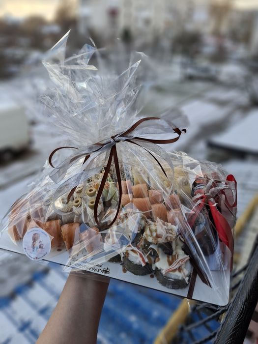 Торти на замовлення,суші-роли набори