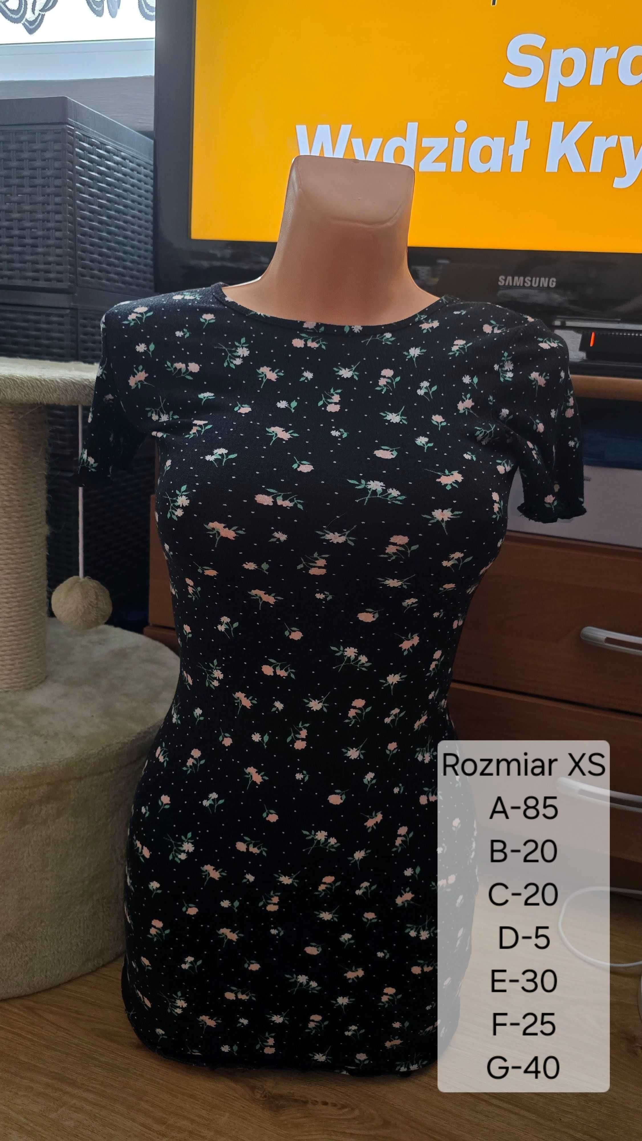 Dopasowana, czarna sukienka mini z krótkim rękawem
