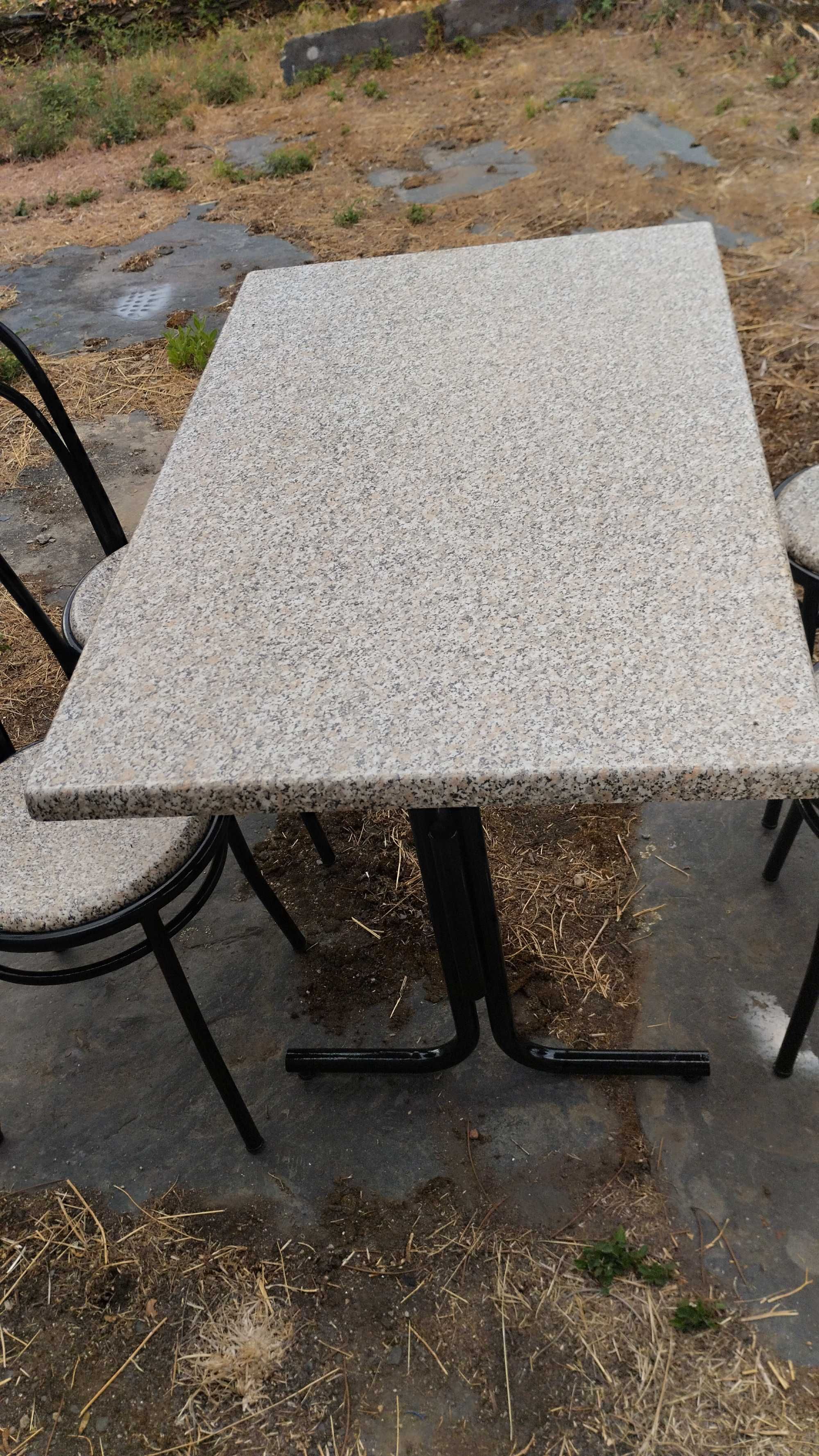 Vendo mesa com 4 cadeiras para cozinha ótimo estado 80 euros