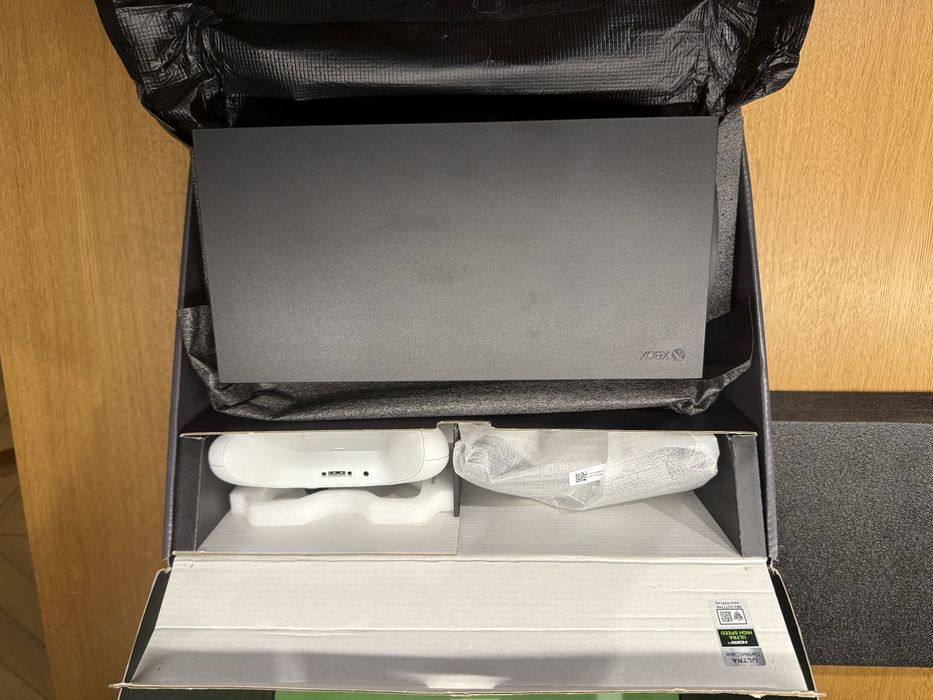 Xbox Series X 1TB + 2 pady + 2 gry + ladowarka do padow