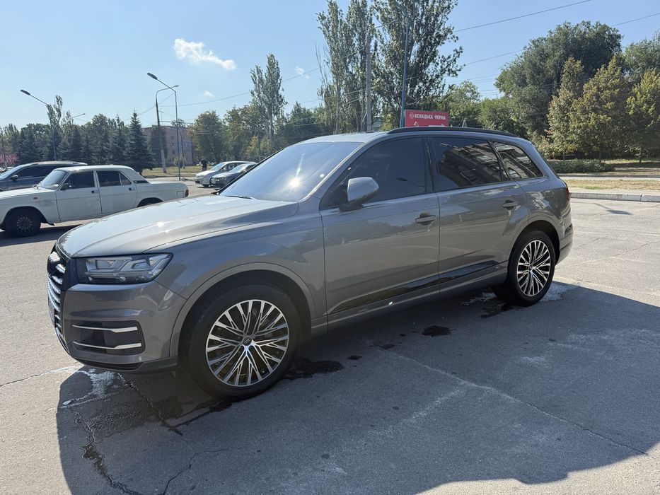 Ауди Q7 3 л бензи в хорошем состояние
