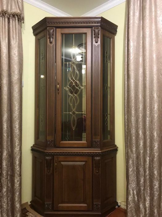 Вітрина деревяна( матеріал дуб)