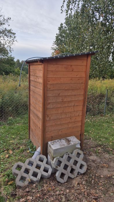 WC drewniany z sedesem