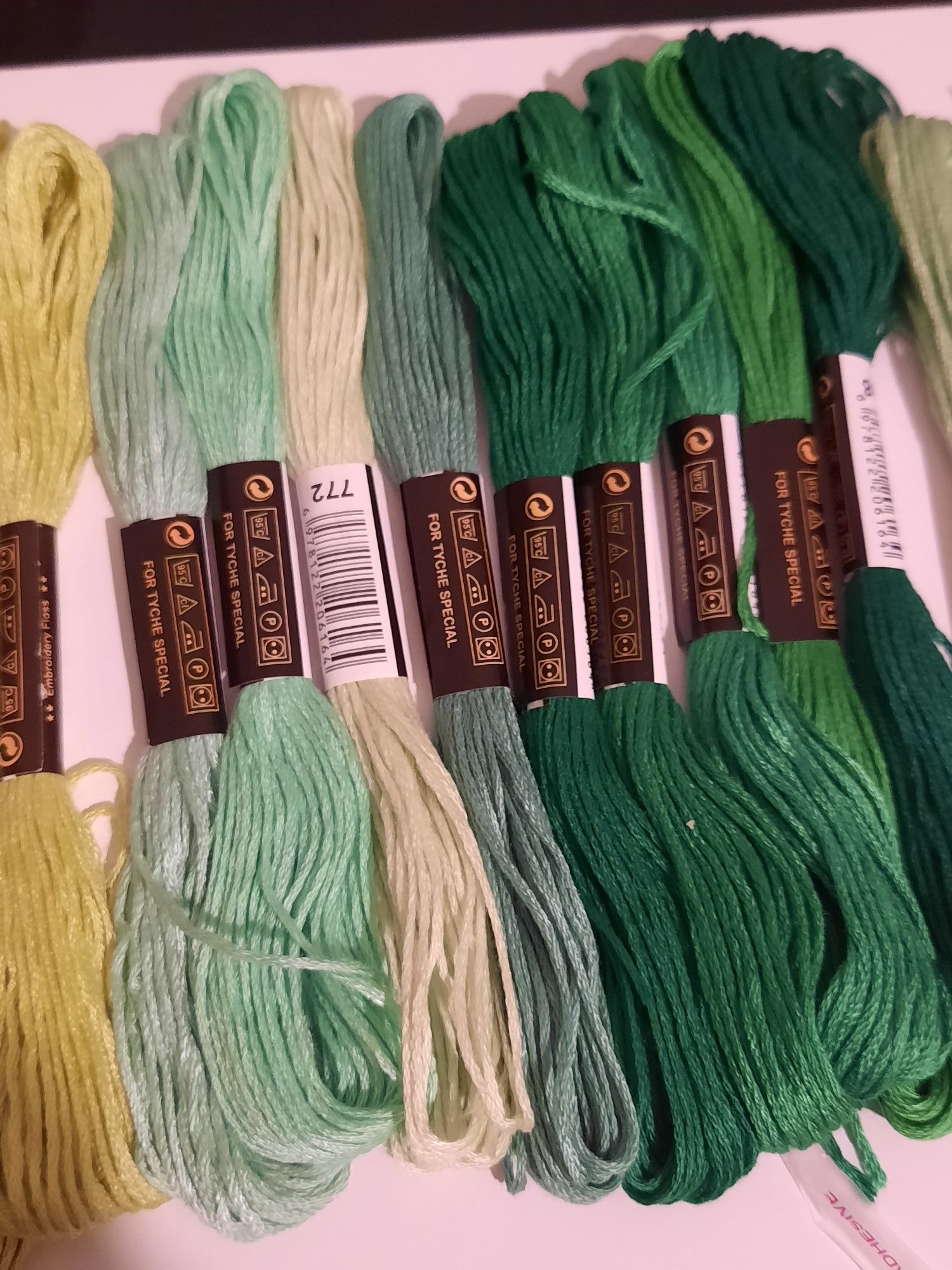 20 meadas de fio para bordados, ponto cruz e costura. 
Várias cores di