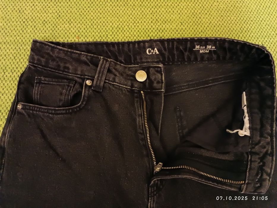 Calça de ganga preta feminina.