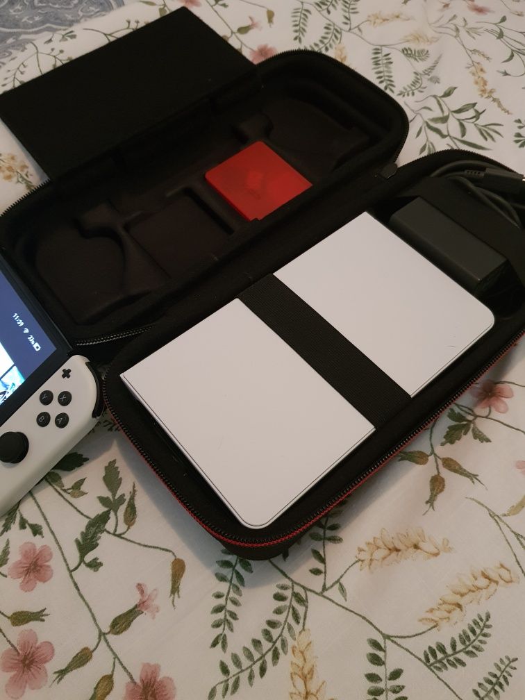 Nintendo Switch Oled como nova com garantia + mala + comando