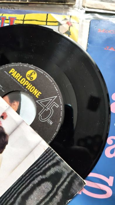 Lote 28 singles discos muito bom estado 
Something 

Creedence clearwa