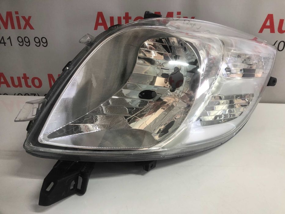 Фара Toyota Yaris 2 81110-0D120
