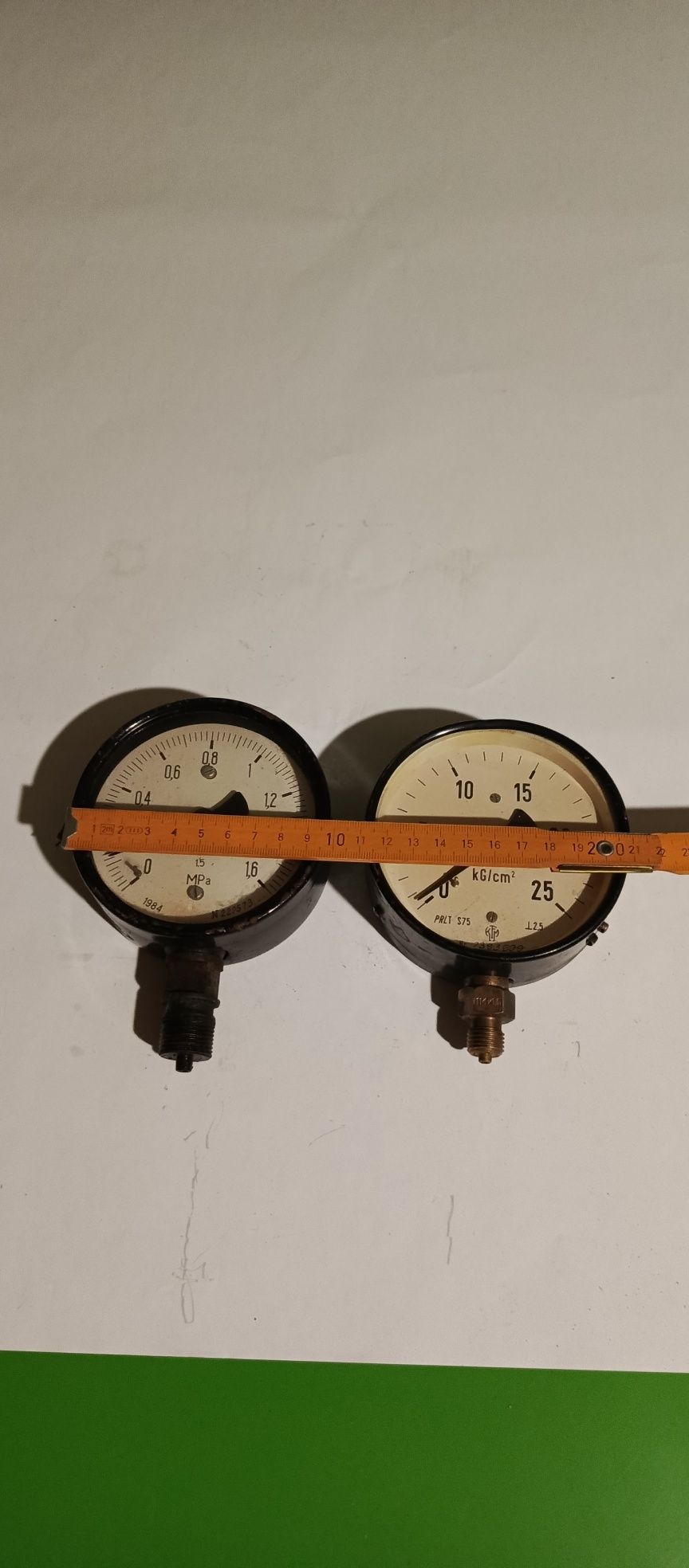 Dwa piękne stare manometry CCCP i PRL.