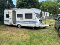 Przyczepa kempingowa Hobby 450 De Luxe z przedsionkiem Isabella