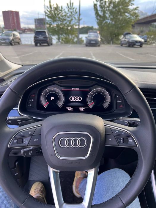 Audi Q7.Quattro Білого кольору кросовер