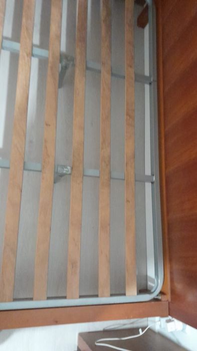 Quarto casal com comoda dupla e banqueta