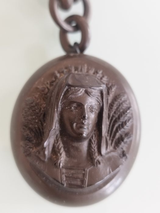 Lindo colar vitoriano com porta-retratos em guta-percha.
