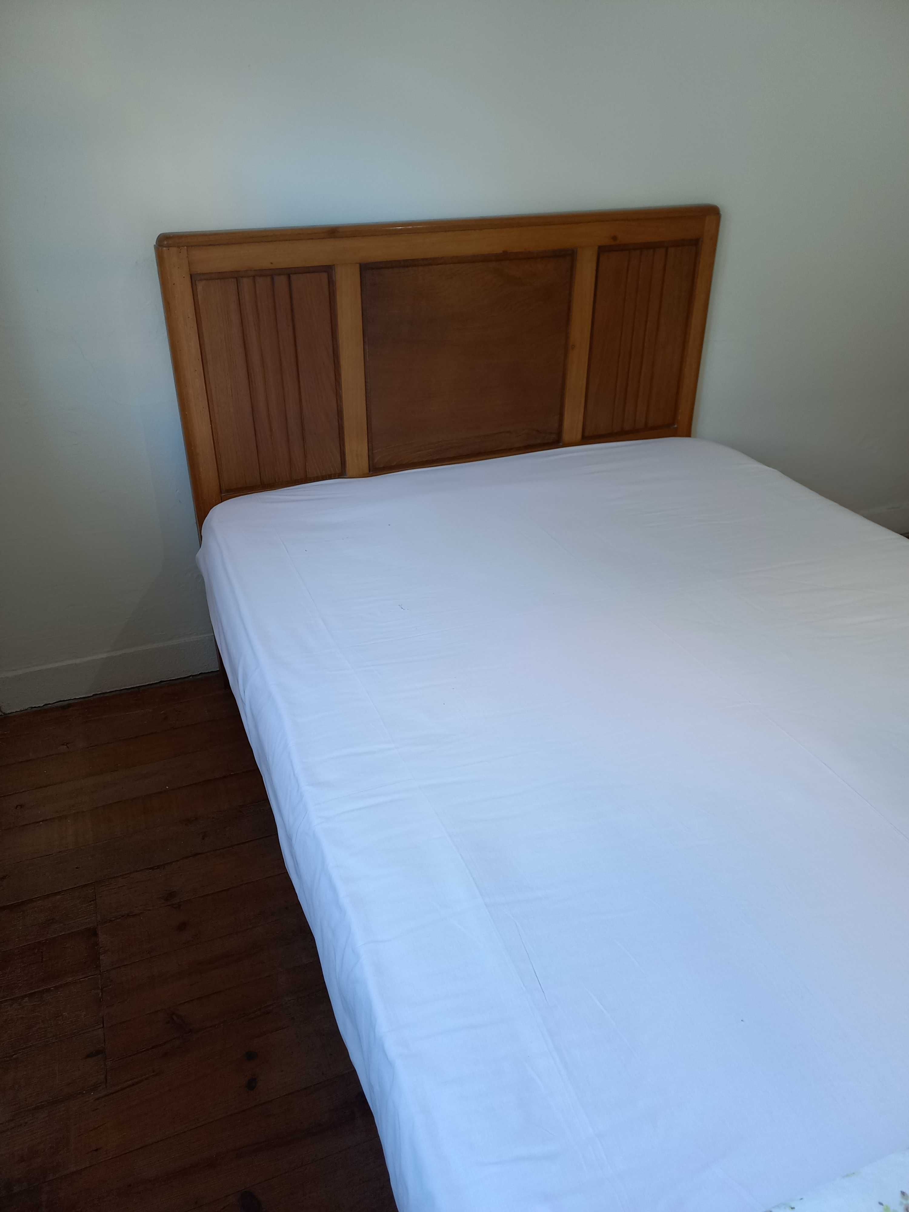 Cama de casal em madeira com colchão incluído