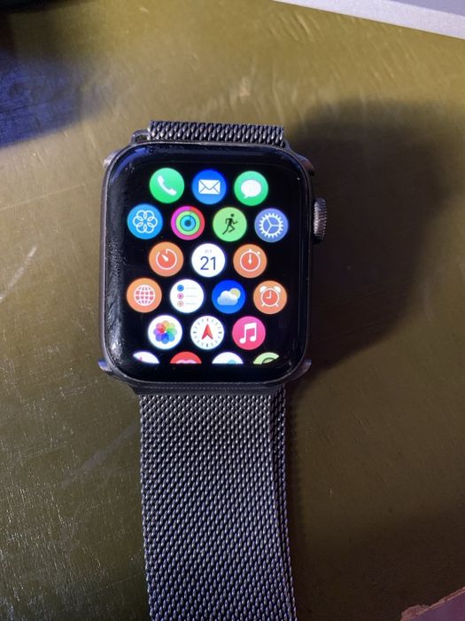 Продам Apple watch серия 5 ,40 мм .