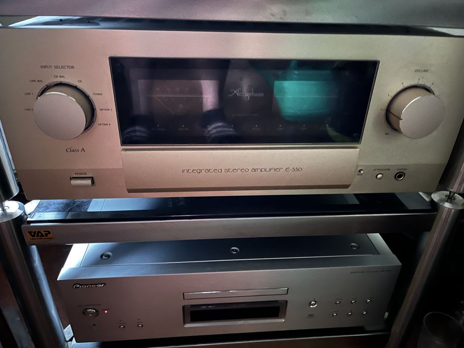 Wzmacniacz Accuphase E550