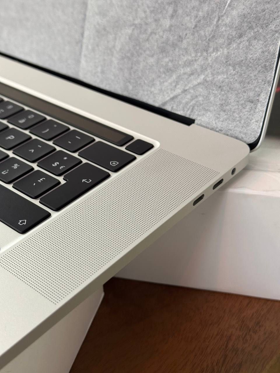 Open Box Apple MacBook Pro 16'' i9/16/1TB Silver (MVVM2) 2019