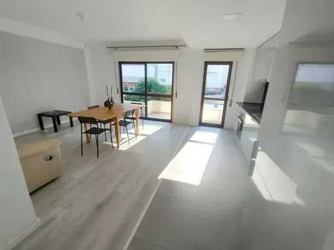 Arrendo apartamento T2 renovado com varanda e eletrodomésticos