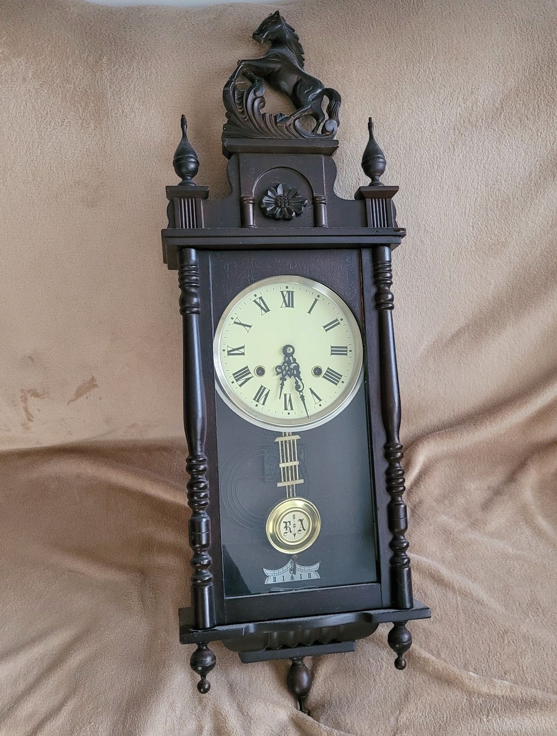 Stary zegar mechaniczny drewniany wiszący z koniem